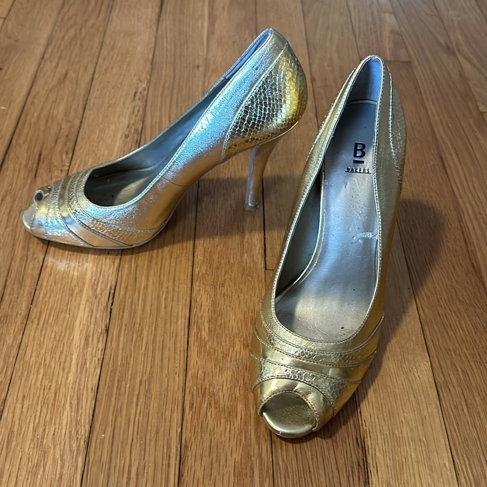 Bakers 8 1/2 gold heels - Picture 2 of 3